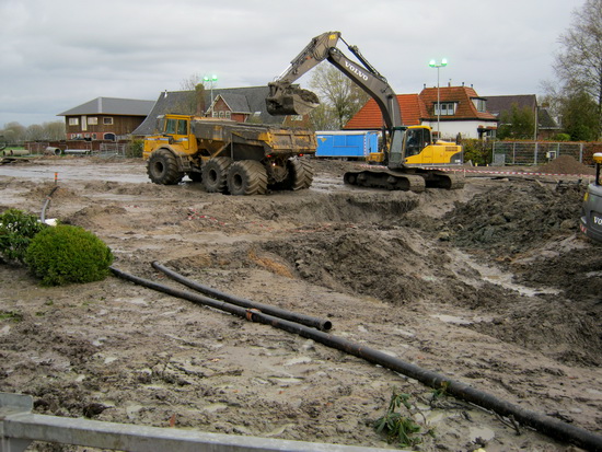 Vanuit het oosten kwam deze forse rakker aangereden, op dubbeldikke banden. De grondafvoer naar grondbehoeftige plekken elders bij de nieuwe weg...