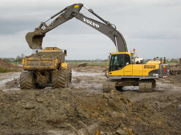 Modderige bedoening en toch... ik blijf gebiologeerd kijken! Je ziet en je voelt hier iets nieuws ontstaan! (En je hoort het ook!)