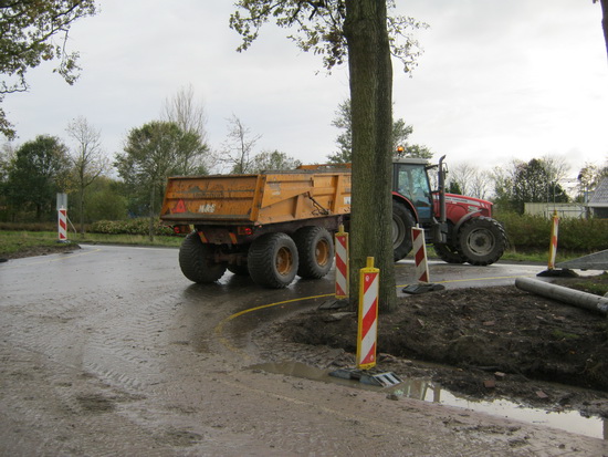 En dan weer met de lege kar op pad, richting voorraad die aan de andere kant van het totale tunnelterrein ligt...