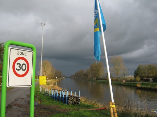 Symboliek? De vlag van GMB staat er niet zo goed bij, lijkt te kapseizen.... En er pakken zich donkere wolken samen boven de GMB-vlag... (Gelukkig is symboliek niet altijd onverbrekelijk verbonden aan de werkelijkheid... Maar ik zou die vlag toch maar recht zetten....)
