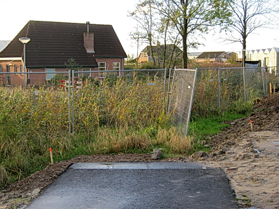 Kijk, hier eindigt (voorlopig) het nieuwe pad! Wordt het binnen afzienbare tijd aangesloten op de Mokkenburgweg? Nieuwe rijroute voor het langzame verkeer?