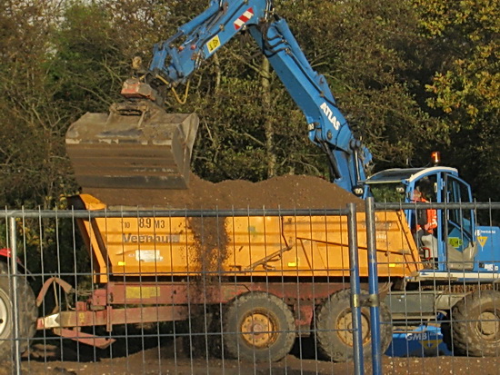 Aan de steenslagkant is de kiepkar nou echt wel royaal gevuld... Gauw maar weer wegbrengen...