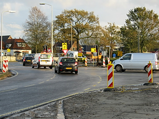 Ik wandel terug naar de Industrieweg en kijk een poosje naar de ingewikkelde verkeerssituatie bij de dubbele afslag. Er wordt bijna door iedereen heel voorzichtig gereden...