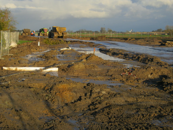 In de verte, tegen de dreigende lucht (maar die bui hebben we al gehad....) de afvoer van de grond....