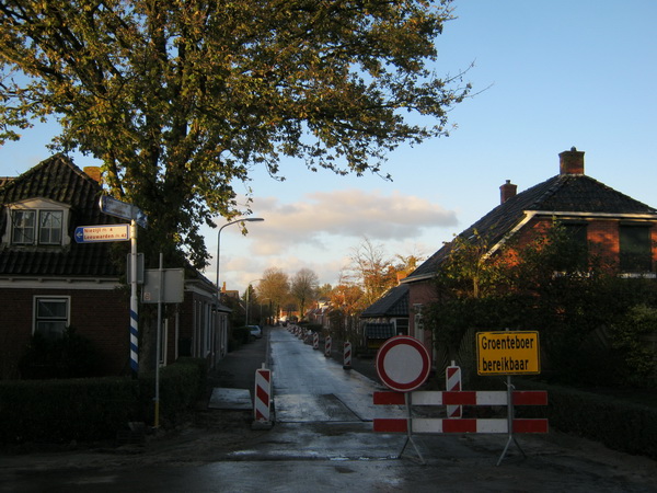 Naar huis! Tref ik bij het begin van de Noorderweg dezelfde zonnekleur, november op zijn mooist! (Of die weg nou nog niet klaar is???! Nee, de stratenmakers zetten de puntjes op de i, de asfalteerders komen vrijdag a.s. voor de definitieve deklaag. Als....)