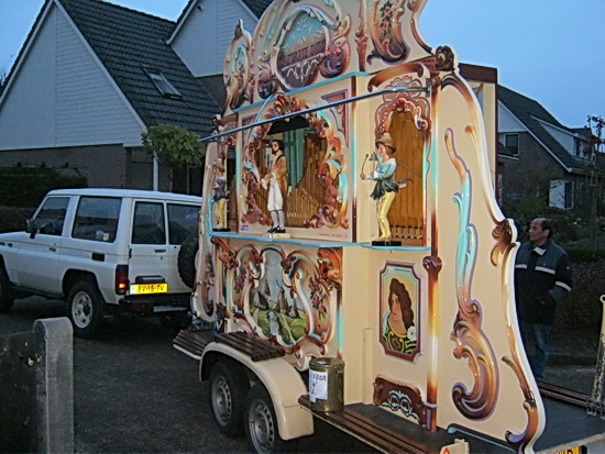 De Zwarte Dorus in plaats van de Zwarte Dora! Bij Joke Top voor de deur t.g.v. haar 50ste verjaardag! Sfeer!