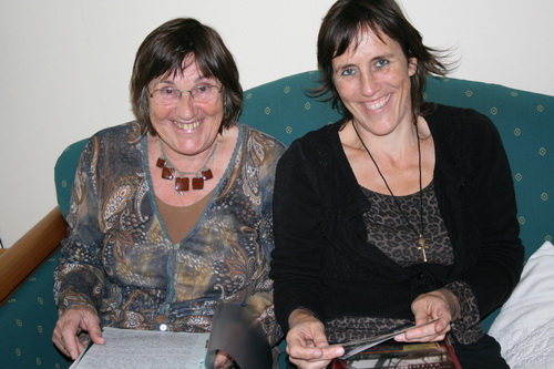 Moeder Adrie en dochter Anita Schelling in Noordhorn op de bank. Zij vertelden het verhaal over man en vader Arie Schelling.