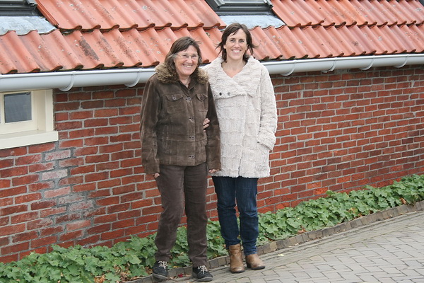 Adrie en Anita Schelling op ongeveer dezelfde plek waar in 1950 de foto van de vier opgroeiende jongens werd genomen. Toen het boerderijtje van de familie K.Tempel, nu de prachtige woonboerderij van de fam. Hoving.