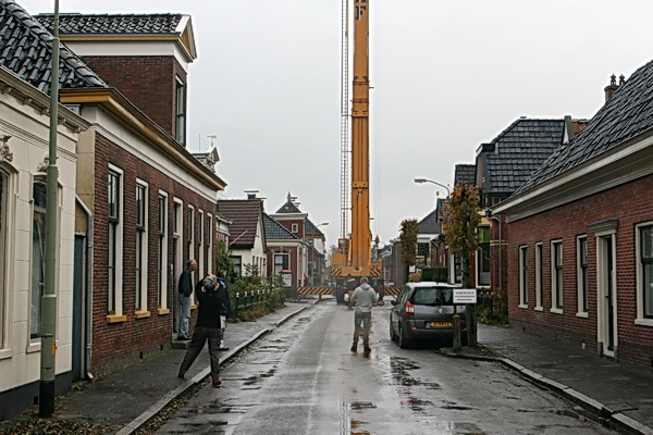 In de Langestraat, van zuid richting noord, trekt de unieke bezigheid nogal wat bekijks. Nee, ik was niet de enige die de schade aan de toren niet opmerkte na het stormgeweld van afgelopen maandag....