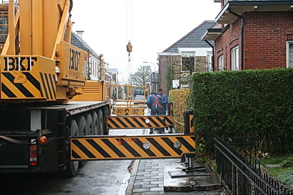 De twee bakkenisten hijsen zich in het pak, maken de veiligheidsriemen goed vast, helpen elkaar... Zo te zien een goed samenwerkend duo!