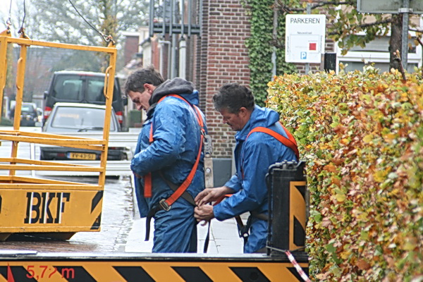 Er moeten heel wat veiligheidsvoorschriften in acht worden genomen voordat je het luchtruim kunt kiezen. Nee, geen kwestie van: "Zit mijn jasje goed, zit mijn dasje goed, vader gaat op stap..."