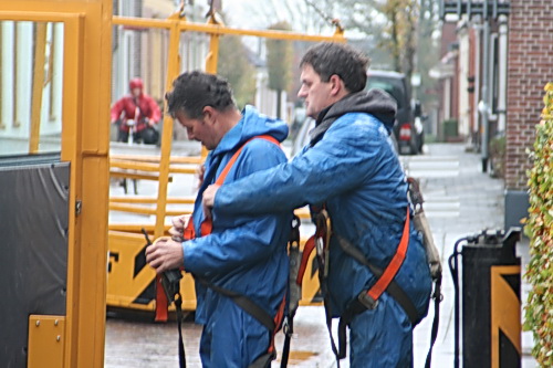 Zitten ze met banden aan elkaar gekoppeld? En dan in het bakje ook nog eens vast aan de bak? Niet overboord kieperen a.u.b.