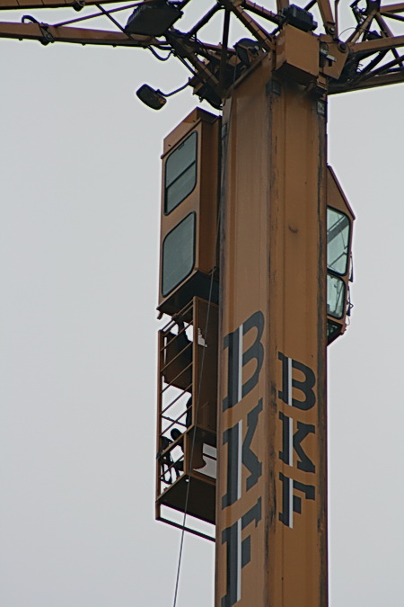 De kraandrijver kan zo vanuit de liftcabine in zijn commandopost klauteren. Werkwereld op hoog niveau!