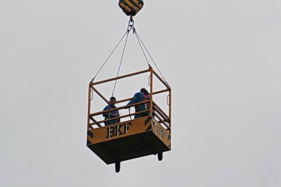 En daar gaan de twee bakkenisten! Richting de beschadigde kerktoren!