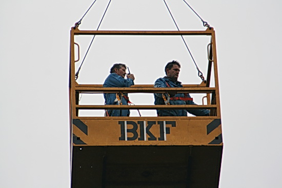 Zo te zien voelen ze zich aardig op hun gemak. Staan bovendien in directe verbinding met... Ja, met wie eigenlijk.... De kraanmachinist?