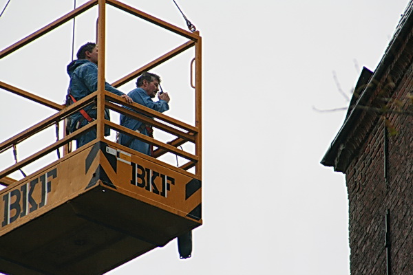 Daar zijn ze de toren genaderd. Nu even geen windstoten a.u.b. Ze rapporteren wat ze waarnemen.... Of spreken ze dat in op een recorder?