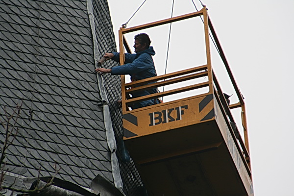 Ja, het bakje is nog boven, maar dat duurt niet lang meer..... Kan er worden gekeken naar de vervangende materialen. En dan weer de hoogte in....