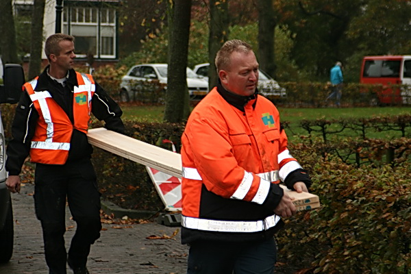 En nu is het echt tijd voor de stoere jongens met die fraaie reflecterende kledingstukken met gemeentelogo! (Dat zou voor overal opduikende hobbyfotografen ook wel wat zijn...)