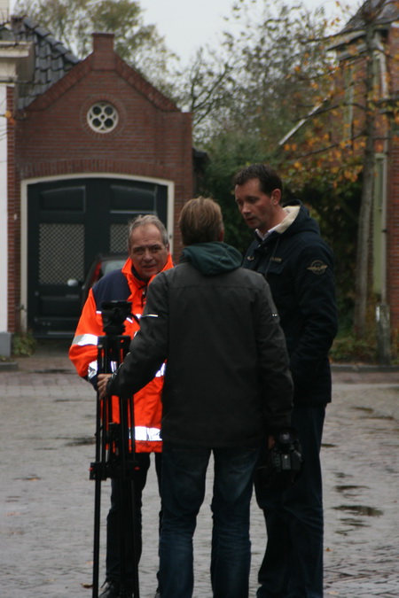 Harm Eding ondersteunt wethouder Fred Stol tijdens een informeel gesprek met verslaggever Jan Been. Voorbereiding voor een interview? (Wethouder van monumentenzorg Jan Oomkes is er niet, maar Fred Stol vervangt collegiaal)