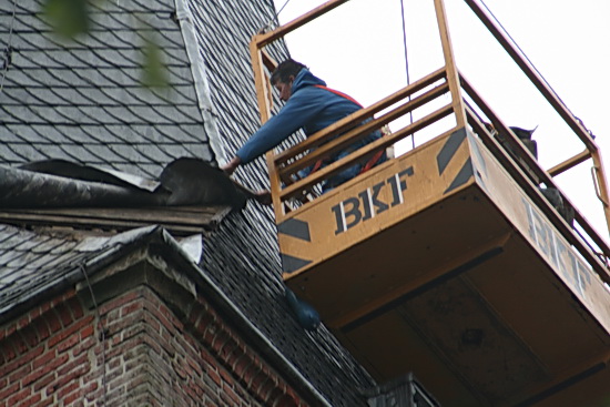 Moet er nog meer mee naar beneden? Even kijken hoe vast deze loden bekleding nog zit....