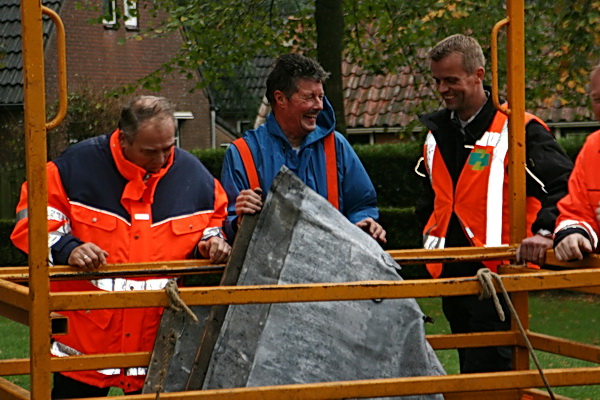 "Kom eens kieken, JB!" Ik stap over het afzetlint dat een niveau heeft bereikt van nauwelijks 20 cm boven de grond.... Dat is met mijn lichamelijk ongemak nog te doen.... Wat is er te zien???!