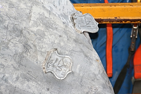 Twee loodmerkjes! Authentiek! Lood zoals het vroeger werd gestolen, met een echtheidsmerk. (Tegenwoordig heeft koper het hoogste pikgehalte....)