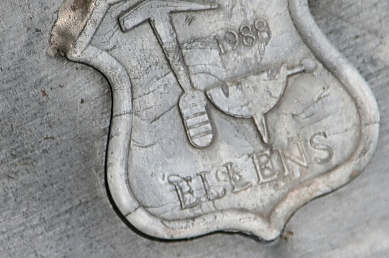 Het loodmerk vergroot weergegeven... Was Ellens in 1988 de dakdekker van dienst?