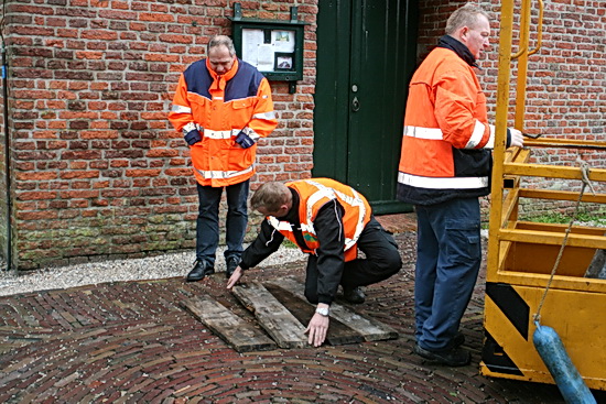De oude planken worden netjes in volgorde van grootte gelegd. Precies de maat voor de nieuwe..... 