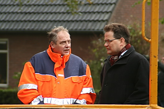 Afscheid van een spectaculaire gebeurtenis, ook al is de eindstreep nog niet bereikt. Links monumentencoördinator Harm Eding, rechts dominee Kreuk van de Hervormde Gemeente. En zondag wordt er 'gewoon' gekerkt!