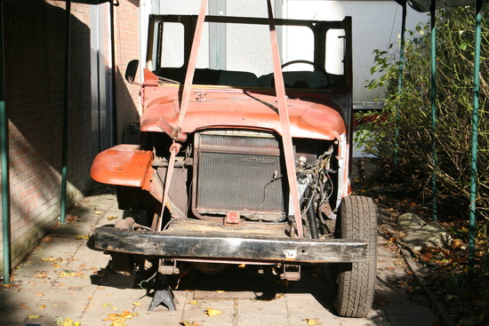 Aan de Torenstraat, naast het oude meestershuis, is hobbyist Feike Aptroot bezig een oude auto op te knappen... Vandaag even niet, maar de auto staat prachtig in het zonnetje! Type? Bouwjaar?