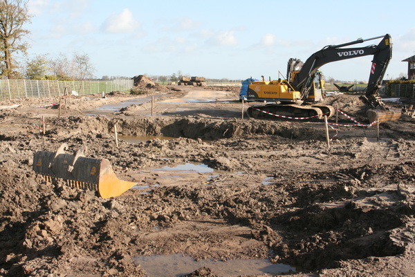 Kijkje over het tunnelterrein oost. Zonniger dan afgelopen vrijdag in de regen.... Maar wat dat afzetlint betekent....