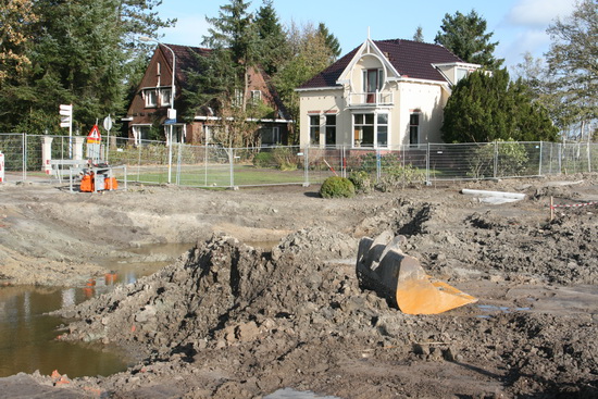 Het tunnelterrein, niét de plek waar de rotonde komt! Op de achtergrond de woningen van Wiegersma en Kruizinga.