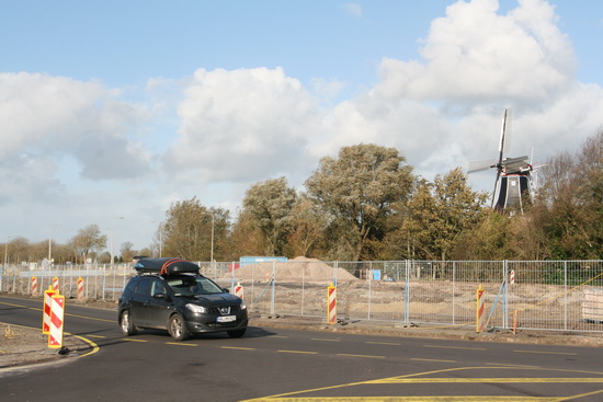 Waar deze Duitse auto vandaan komt, in die richting moet je de aan te leggen rotonde zoeken... Overigens zie ik met enige regelmaat fietsers op deze omleidingsweg. Maakt het er ook niet veiliger op, maar er staat inderdaad niet dat het voor fietsers verboden is....