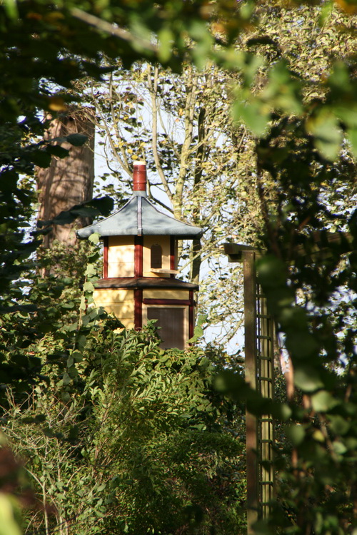 Een idyllisch plaatje! Duiventil zonder duiven? Het is net, als je langer kijkt, alsof de til een gezicht krijgt, je aankijkt, knipoogt....
