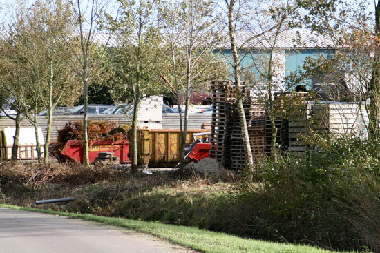 Nog eens een kiek van de kale kant van het Hummel TuinTotaalterrein. Als hier een brede, groene afscheiding hoort te zijn, dan deugt er iets niet....