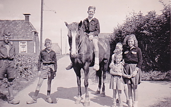 1945 of 1948???!! Auke van Dijk, kwekerszoon, op het paard van zijn vader. Links de broers Loet en Arie Schelling. Arie werd in maart 1945 ondergebracht bij de familie Veenstra, LOet was toen al in Westerbroek. Na de oorlog kwamen ze nog regelmatig in vakanties naar Noordhorn, o.a. op de kwekerij van Van Dijk.
