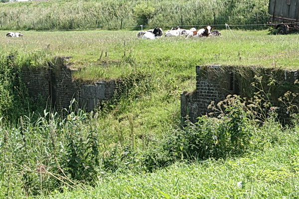 De resten van de oude spoorbrug over de Schipsloot. Aflopende zaak?