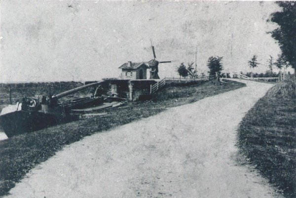 Oude foto van de situatie uit het begin van de 20ste eeuw (afkomstig van Fré Bisschop). Boot in de Schipsloot naast de Mokkenburgweg. Op de achtergrond de oude spoorbrug. Daarachter een watermolen.