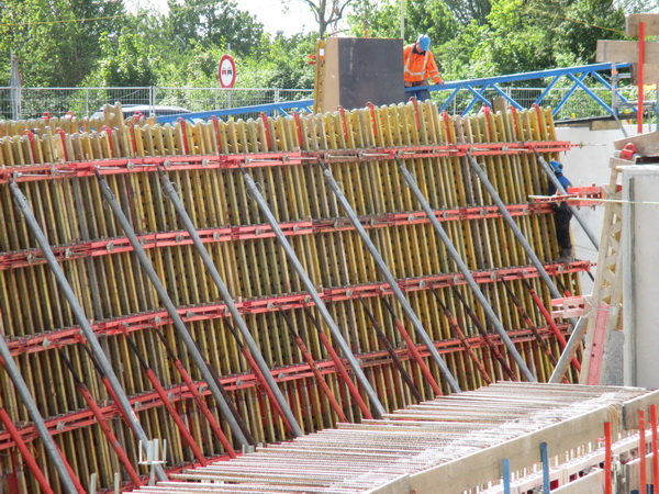 Bekistingswerk aan de wanden van moot 6 op dinsdag 13 mei jl.  (De arbeidsintensieve wanden, van 'recht' naar 'scheef'...)