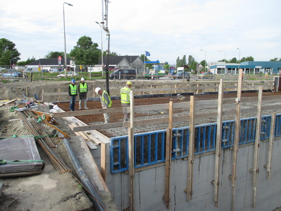 Even pauze voor de betonstorters op het dek van moot 5....