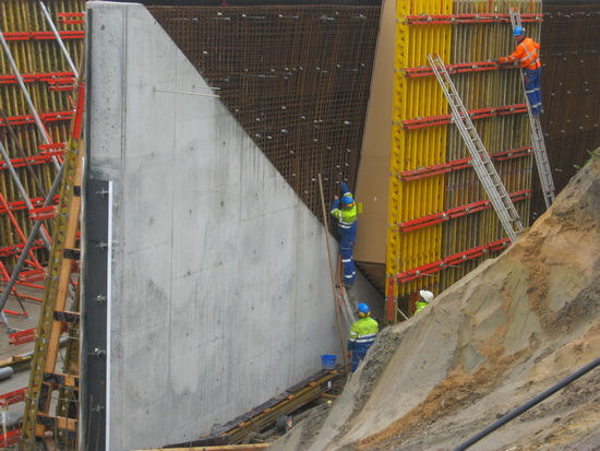 De uitdaging: De overgang van recht naar scheef bij moot 6 van de tunnel... Nog niet ver genoeg voor de betonstort...