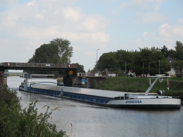 De SYRACUSA passeert de tafelbrug tussen Noord- en Zuidhorn: 110 meter lang, 11.45 meter breed, tonnage: 3237
