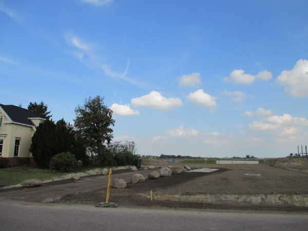 Tunnelterrein oost aan de kant van de Kruizinga-woonstee. Er zijn nu al mensen die niet meer weten dat hier het huis van Bouwien Sebens stond...