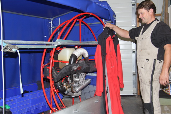 De aanhanger met de motor in zijn kooi; Jozua 'showt'  zijn overall