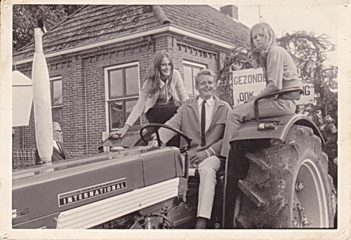 Links van de bestuurder, Elly van der Veen in haar jongere jaren, voor de Nutskleuterschool.