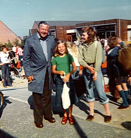 Jaaps vader, Piet Postema, als concierge op de OBS De Borgh in Zuidhorn, in 1975