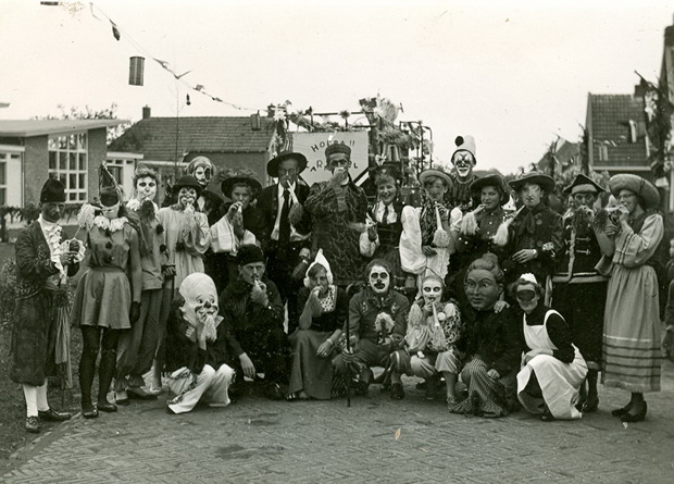 SchoolfeestNoordhorn1956 web VerkledegroepbijNieuweSchool
