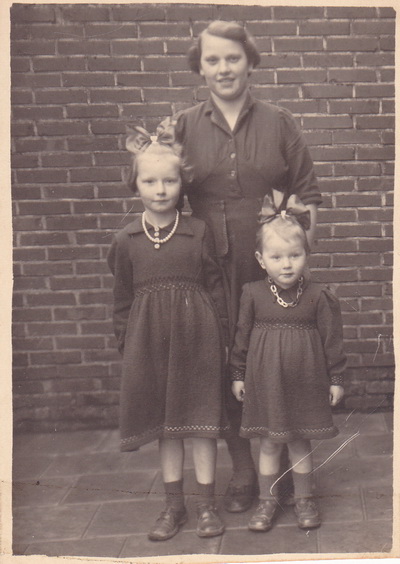 Mamme Minke met Baukje en Tineke