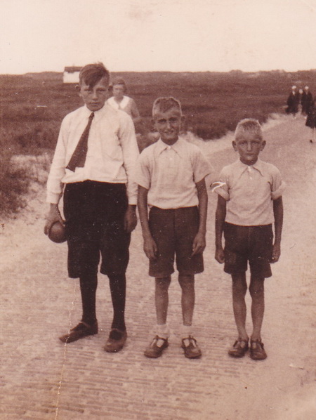 De opgroeiende Feike Zuidema met de broertjes Burgler, Jan Willem en Melis.