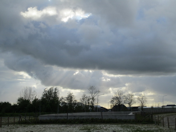 Fraaie wolkenlucht boven de tunnelbak aan de noordwestkant.
